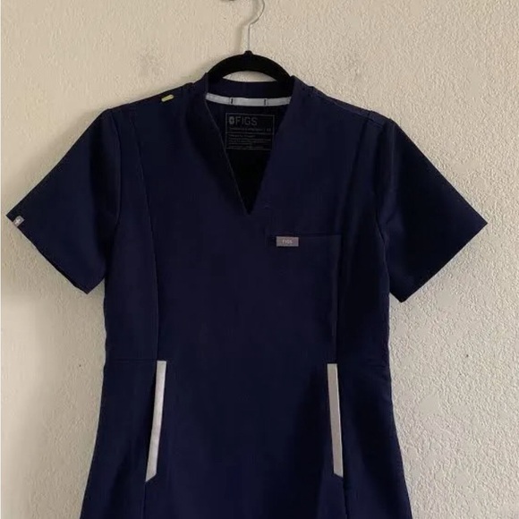 FIGS Odesa womens scrub top
Size: XL Color: Navy
Like new, never worn - Picture 2 of 4